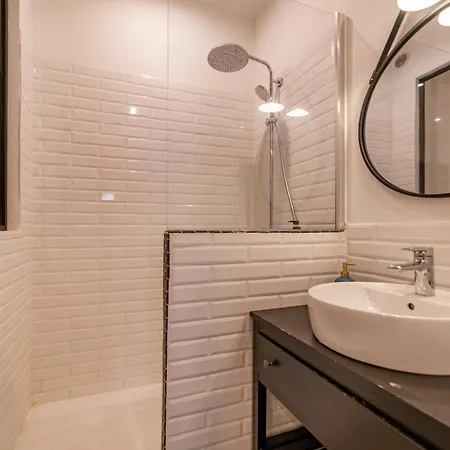 L'elegance De La Pierre Au Pied De La Maison Carree - Nuit A Apartment