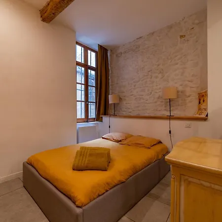 L'elegance De La Pierre Au Pied De La Maison Carree - Nuit A * Nimes
