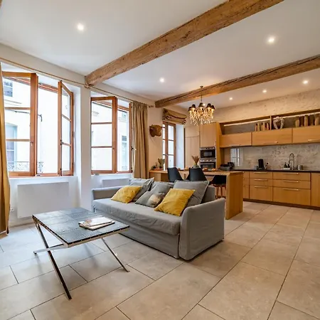 L'elegance De La Pierre Au Pied De La Maison Carree - Nuit A Apartment