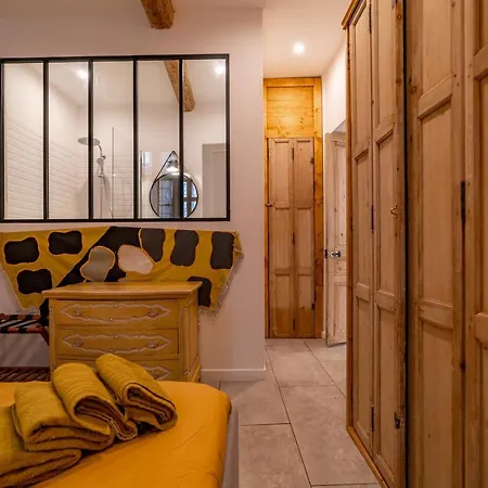L'elegance De La Pierre Au Pied De La Maison Carree - Nuit A Apartment