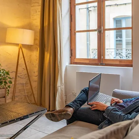 L'elegance De La Pierre Au Pied De La Maison Carree - Nuit A