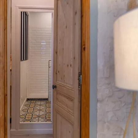 Appartamento L'élégance De La Pierre Au Pied De La Maison Carrée - Nuit à