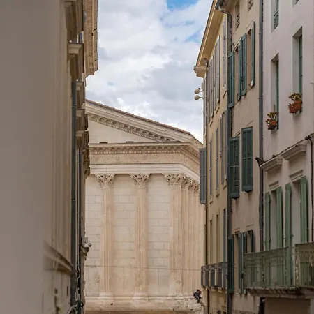 Appartamento L'élégance De La Pierre Au Pied De La Maison Carrée - Nuit à